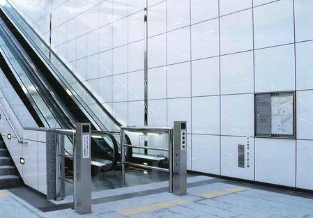 湊町駅前東西線地下横断歩道建築（サイン工事）